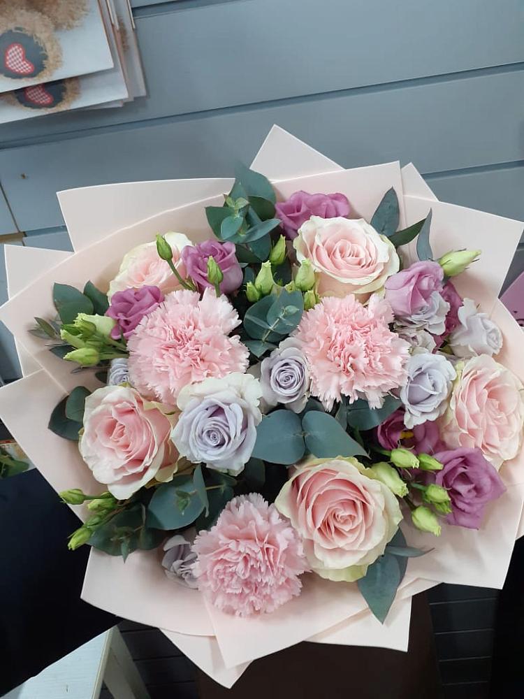 Букет цветов из: Розы, Гвоздики и Лизиантусы в Новом Сулаке